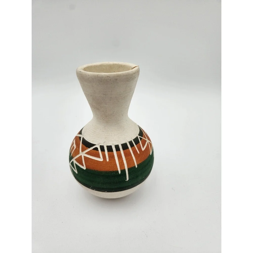 Signed Vintage Sioux Native American Pottery‎ Vase  with paper insert